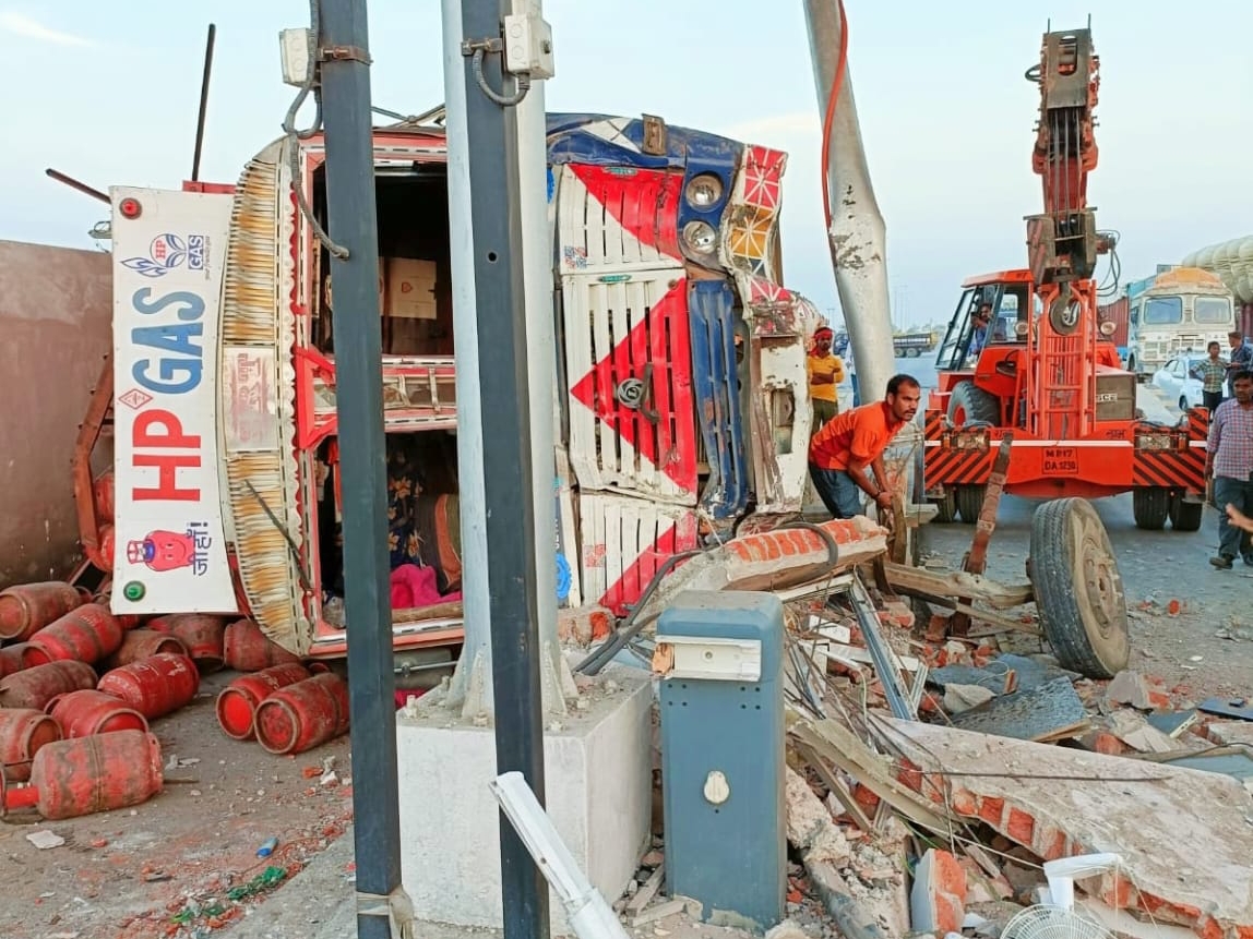 Truck full of LPG cylinders overturned at toll plaza in Bahelia Bhat