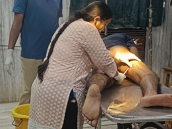 घायल सिपाही का सेक्टर 9 हॉस्पिटल में इलाज करते हुए डॉक्टर।
