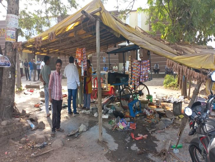 कार ने चाय दुकान को तोड़ा।