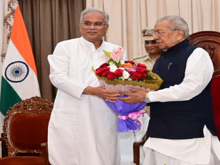 शपथ ग्रहण के बाद सीएम भूपेश बघेल नए राज्यपाल को बुके भेंटकर उनका स्वागत किया।