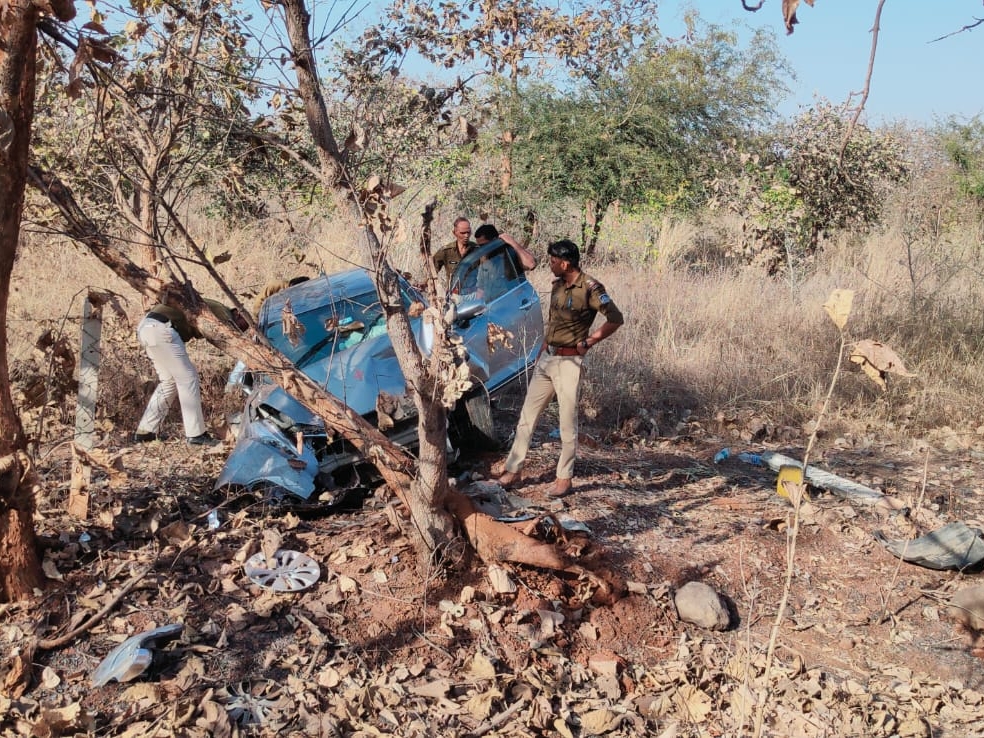 An uncontrolled car full of women passengers collided with a tree, the ...