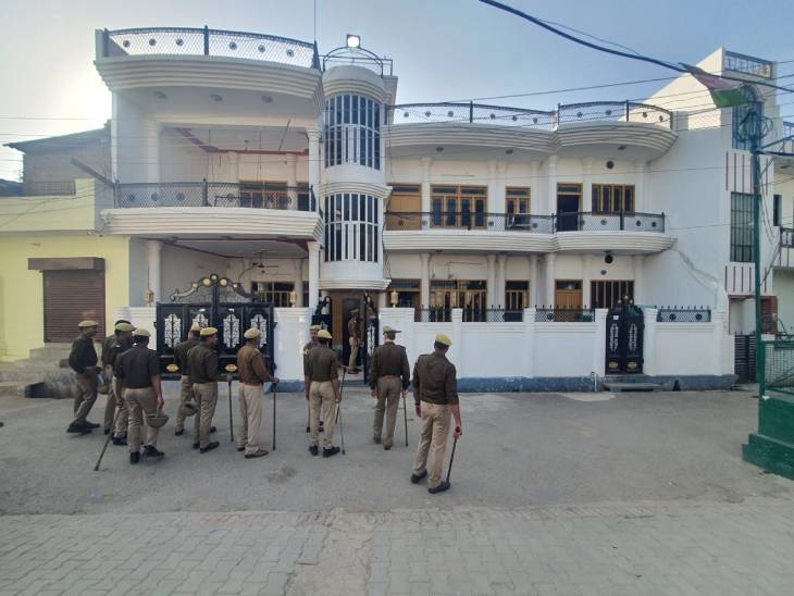 नैनी में पप्पू गंजिया का मकान कुर्क किया गया।