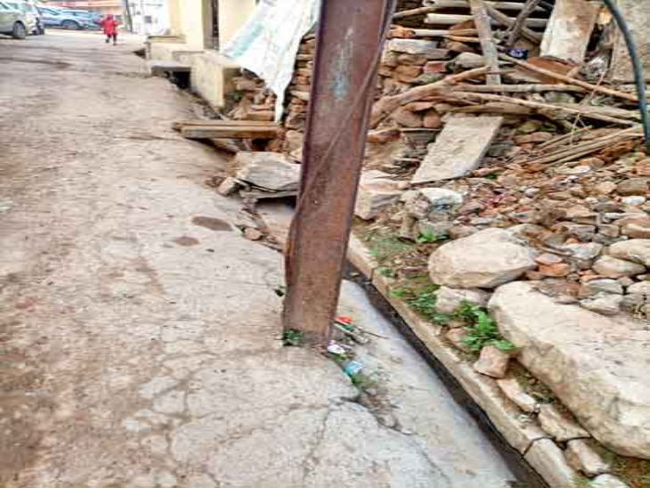Officers are not changing dilapidated electric pole, accident may ...