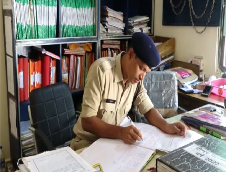 डौंडी थाना की पुलिस इस मामले की जांच में कर रही है।