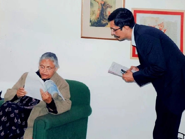 दिल्ली की पूर्व मुख्यमंत्री शीला दीक्षित के साथ पवन खेड़ा। खेड़ा शीला दीक्षित के पॉलिटिकल सेक्रेटरी रह चुके हैं।