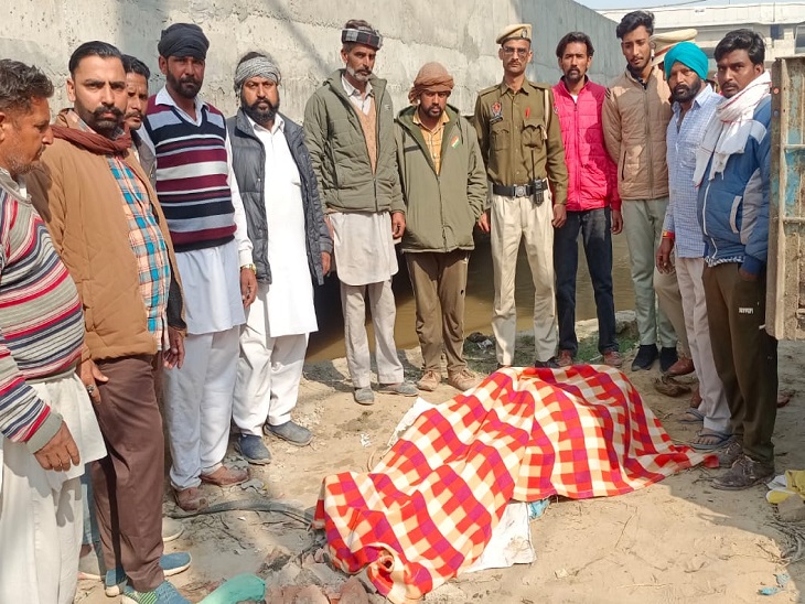 अबोहर में युवक ने नहर में कूद किया सुसाइड; परिवार में इकलौता कमाने वाला था (The News Air) 2 नहर से निकले शव को अस्पताल ले जाने की तैयारी में लगे लोग।