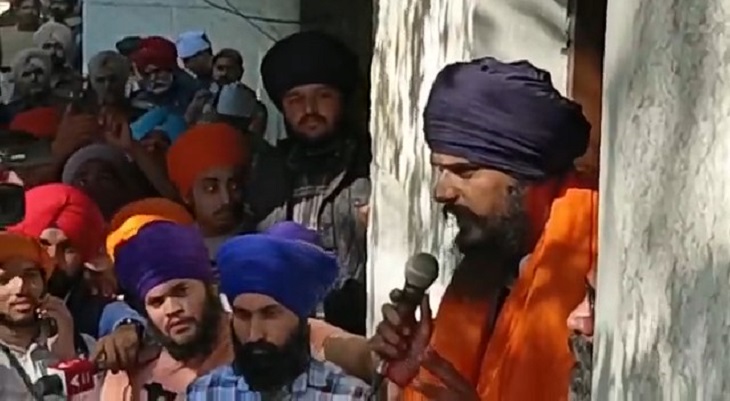 पंजाब पुलिस बैकफुट पर क्यों INSIDE STORY: खालिस्तान समर्थक अमृतपाल श्री गुरू ग्रंथ साहिब साथ लाया (The News Air) 3 अजनाला थाने के बाद समर्थकों को संबोधित करता अमृतपाल।