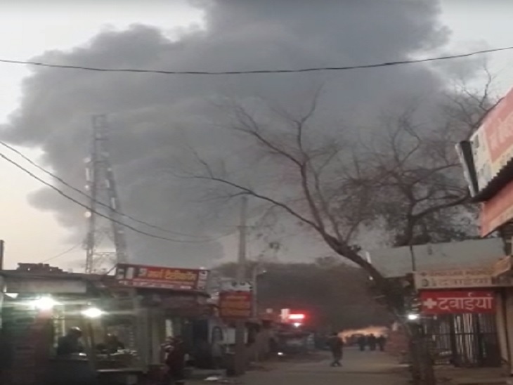 आग लगने के कारण उठ रहा धुआं।