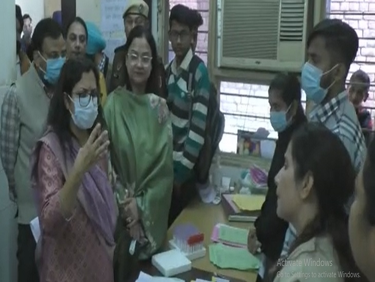 सिविल अस्पताल में स्टाफ से बातचीत करतीं DC सुरभि मलिक।
