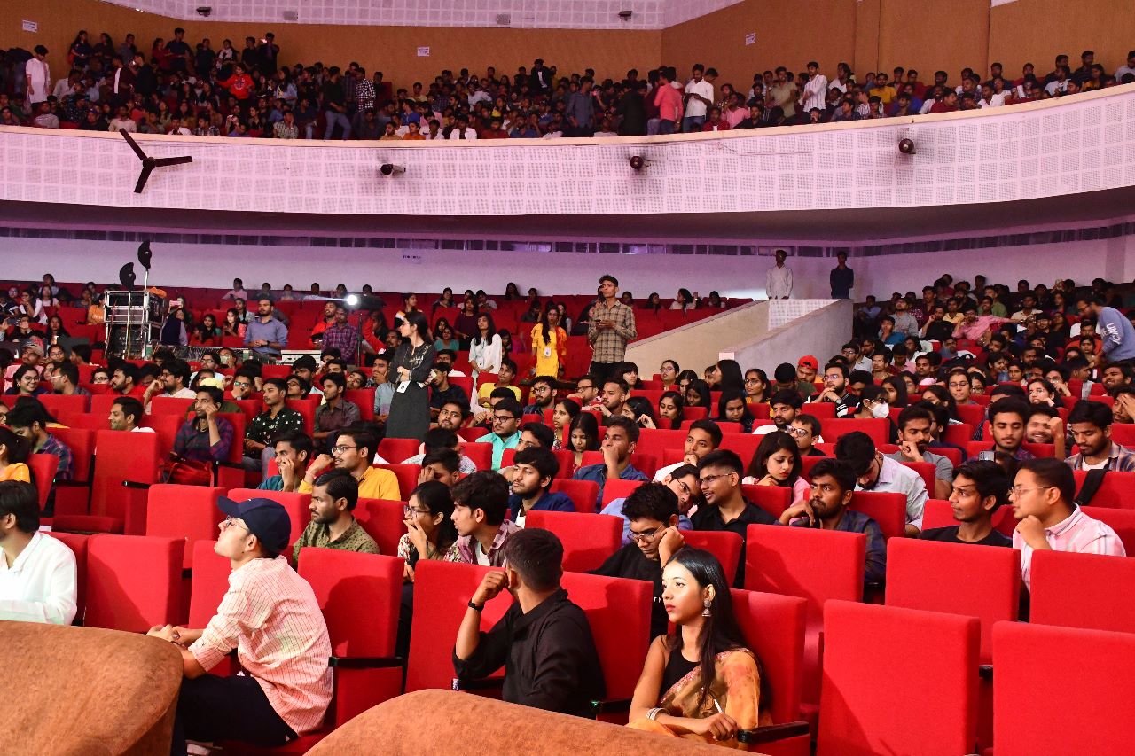 स्वतंत्रता भवन सभागार में मौजूद छात्र-छात्रा और उनके परिजन।