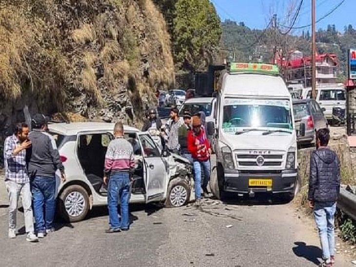 तेज रफ्तार स्विफ्ट कार टेंपो ट्रेवलर से टकराने के बाद मौके पर जमा लोग। - Dainik Bhaskar