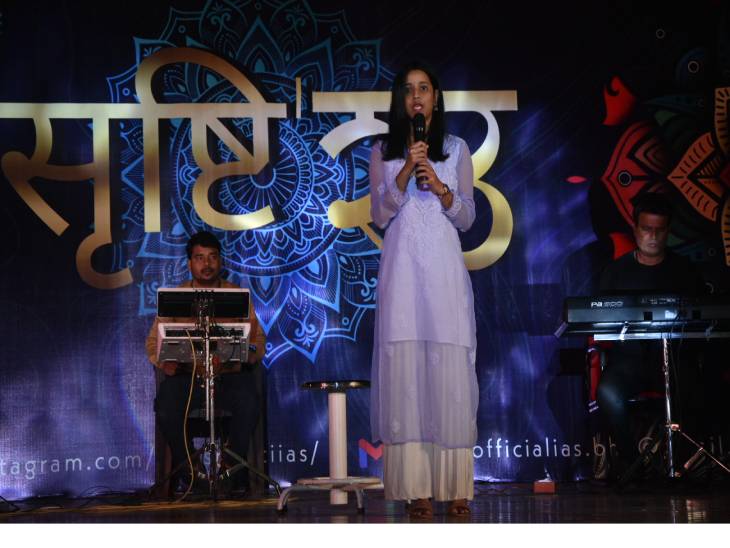 'सृष्टि' कार्यक्रम के दौरान मंच से एकल गीत प्रस्तुत करती छात्रा।