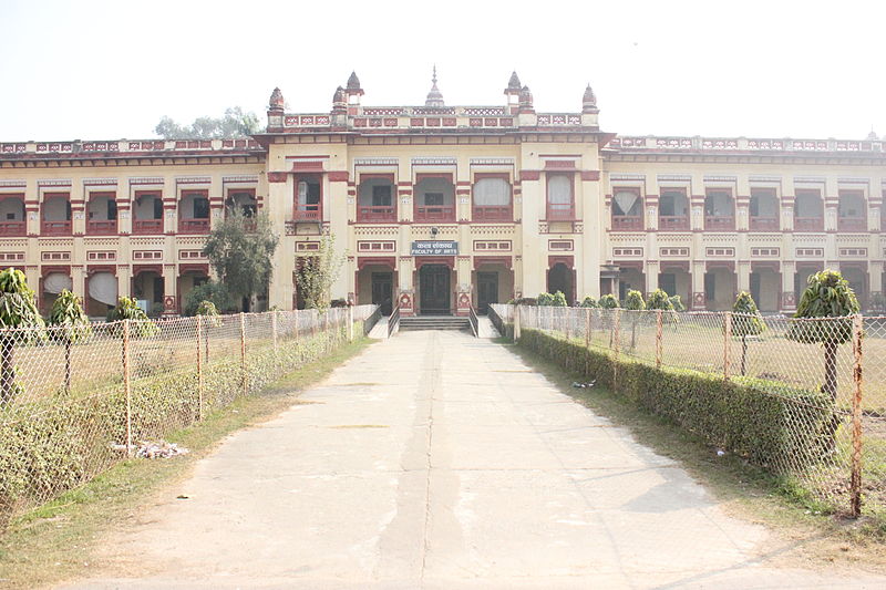 यह फोटो BHU के कला संकाय की है। महिला प्रोफेसर ने आरोप लगाया कि दो महीने से मैं इस प्रताड़ना से गुजर रही हूं।