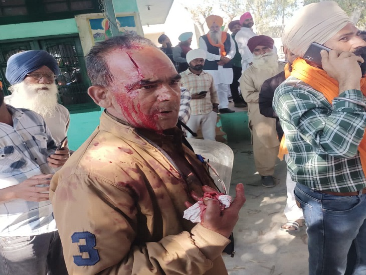 पंजाब पुलिस बैकफुट पर क्यों INSIDE STORY: खालिस्तान समर्थक अमृतपाल श्री गुरू ग्रंथ साहिब साथ लाया (The News Air) 5 अमृतपाल समर्थकों से झड़प में घायल हुआ पुलिसकर्मी।
