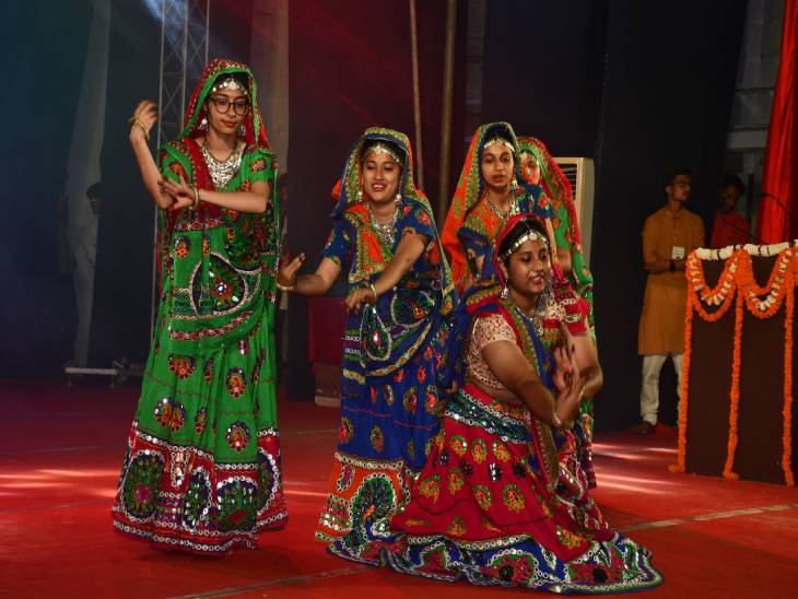 'आकांक्षा' में राजस्थान के लोकगीत पर प्रस्तुति दी जा रही है।