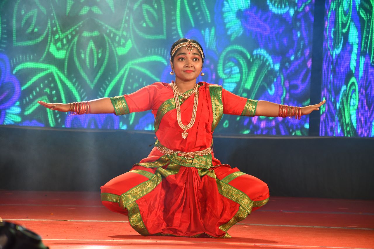 'सृष्टि' कार्यक्रम के दौरान क्लासिकल डांस करती एक छात्रा।