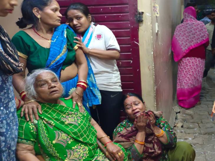 उमेश पाल के मौत की सूचना मिलने के बाद परिजनों का रो-रोकर बुरा हाल है।
