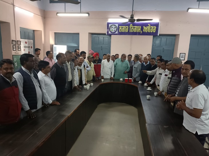 अबोहर में पार्षदों ने नगर निगम के टाउन हाल में मेयर विमल ठठई के नेतृत्व में बैठक की।