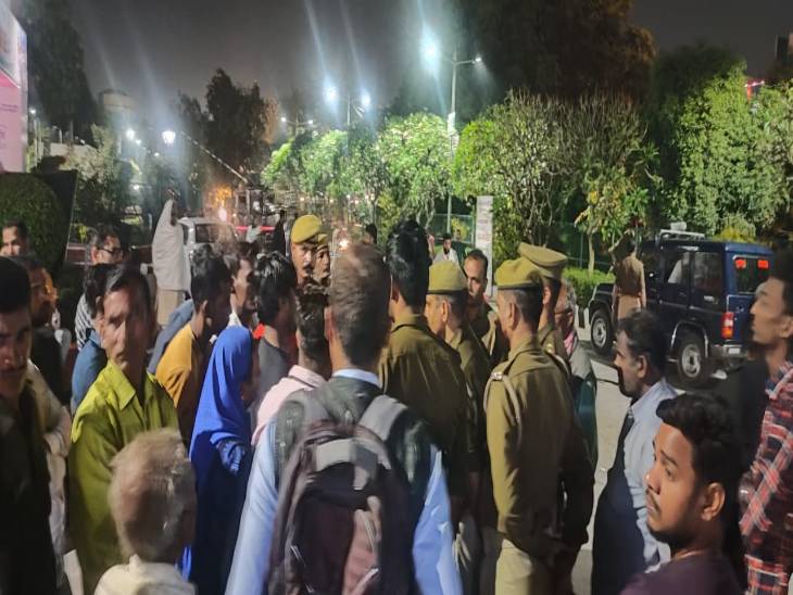 BHU के ट्रॉमा सेंटर में मौजूद पुलिस फोर्स।