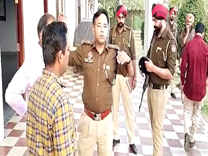 पंजाब में पूर्व विधायक को बनाया बंधक: एसयूवी कार में आए अज्ञात लोग, मांगी 50 लाख की फिरौती (The News Air) 2 घटना स्थल पर जांच करती पुलिस।