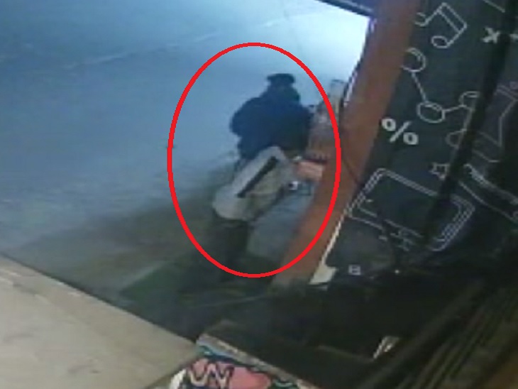 लुधियाना में फास्ट फूड शॉप में चोरी: शटर उखाड़कर अंदर घुसे 3 युवक, 30 हजार (The News Air) 2 युवकों ने दुकान का शटर उखाड़ने से पहले वहां खड़े होकर बाथरूम किया ताकि किसी को उन पर शक न हो।