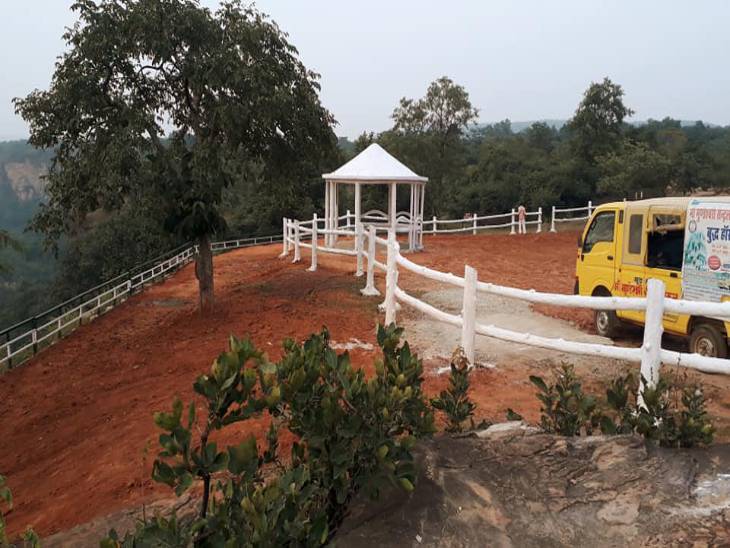 छान दरी में पर्यटकों की सुविधाएं तैयार की जा रहीं हैं।