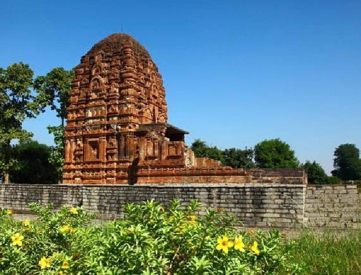 रायपुर से करीब 75 किमी की दूरी पर महानदी के किनारे पर सिरपुर मंदिर स्थित है।