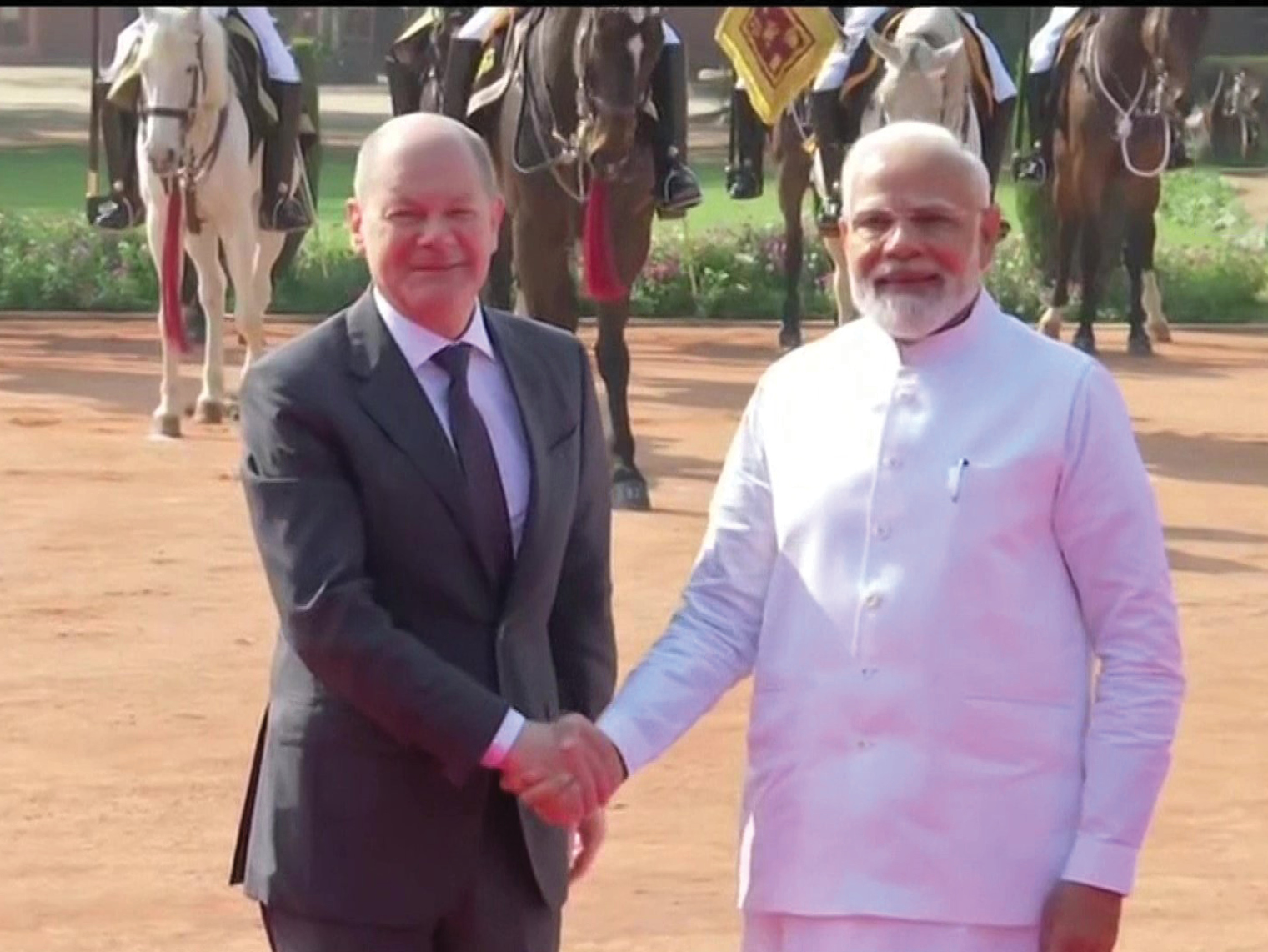 जर्मन चांसलर ओलाफ शोल्ज ने राष्ट्रपति भवन में प्रधानमंत्री नरेंद्र मोदी से मुलाकात की।