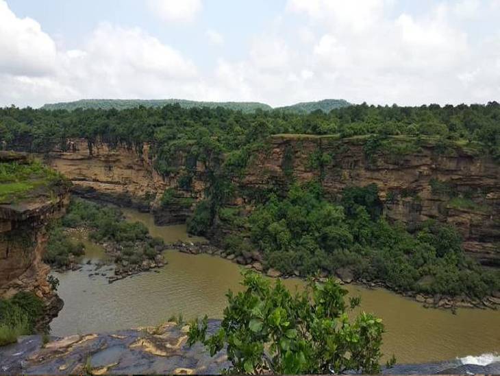 बाघ, तेंदुआ, चार-सींग वाले हिरण, सांभर हिरण, चीतल, स्लोथ डिअर, जंगली सूअर आदि भी प्यास बुझाने कर्मनाशा नदी में ही आते हैं।