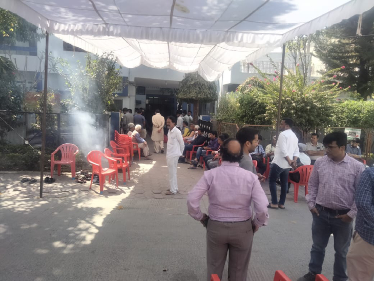 प्रिंसिपल डॉक्टर विमुक्ता शर्मा के आनंद नगर स्थित घर के बाहर रिश्तेदार व आसपास के लोग मौजूद थे।