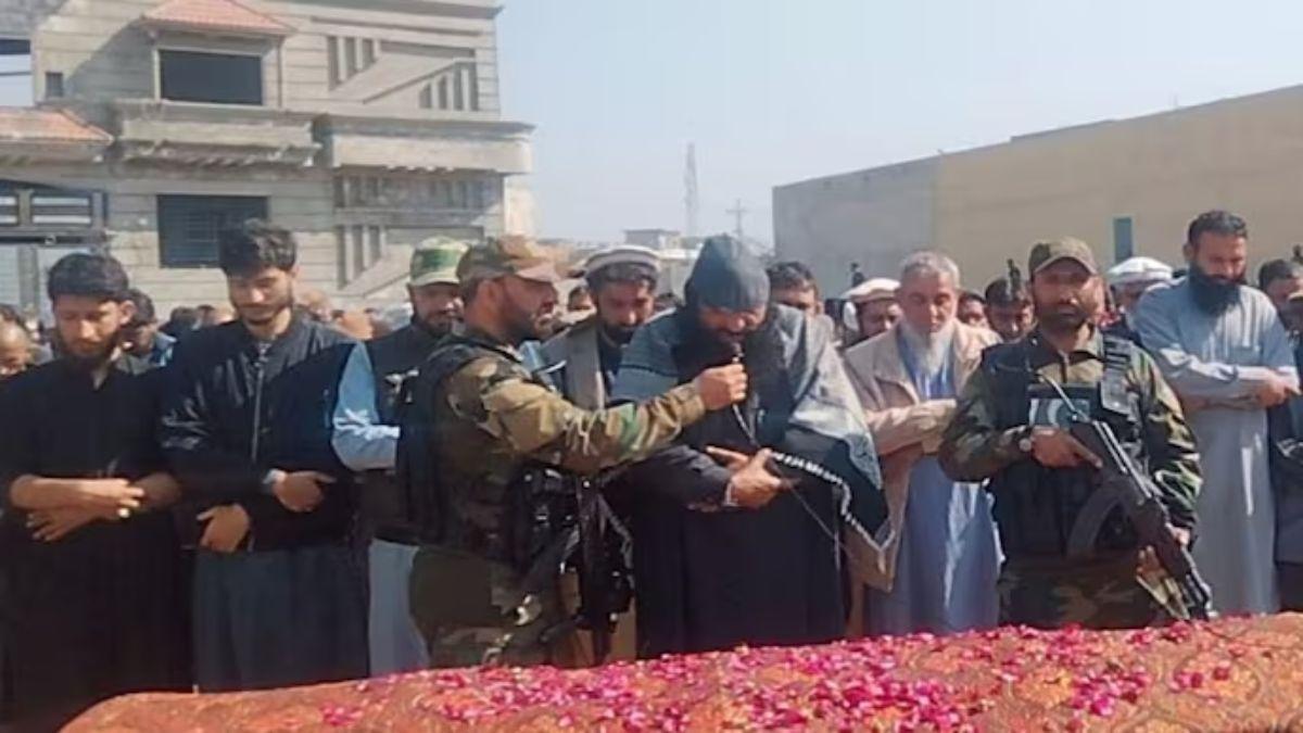 यह तस्वीर शुक्रवार को उसी आतंकी के जनाजे की है, जिसमें सलाहुद्दीन शामिल हुआ। फौजी कमांडो उसके साथ नजर आ रहे हैं।