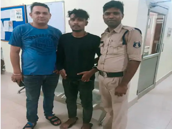 गिरफ्तारी से बचने के लिए 300 फीट ऊंची पानी की टंकी पर चढ़ गया था युवक। फिर भी पुलिस ने उसे गिरफ्तार कर लिया।
