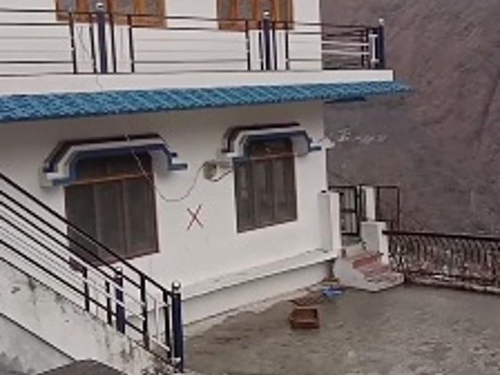 प्रशासन ने करीब 900 घरों पर रेड क्रॉस का निशान लगाया है, यानी ये रहने के लिहाज से सुरक्षित नहीं हैं।