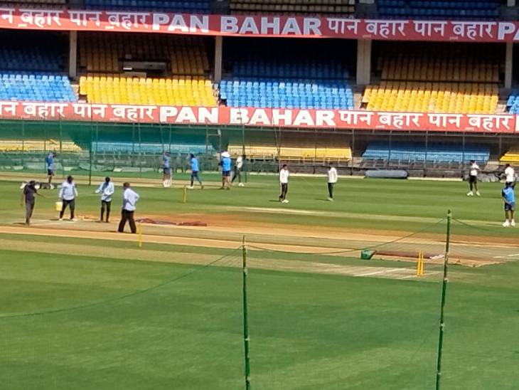 मैच के लिए होलकर स्टेडियम की पिच को तैयार कर लिया गया है।