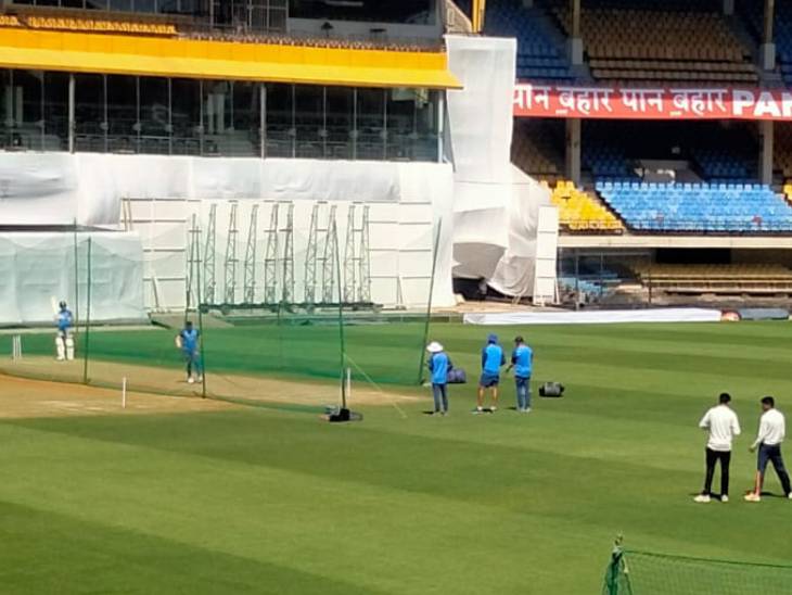 होलकर मैदान पर धाकड़ बल्लेबाज विराट कोहली ने जमकर बहाया पसीना।