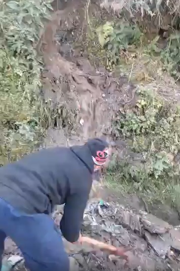 26 फरवरी को जोशीमठ के मेन मार्केट के पास अचानक पहाड़ से पानी बहकर आने लगा। लोग डर गए कि इससे चट्टानें न खिसकने लगें। हालांकि, दोपहर तक रिसाव बंद हो गया।