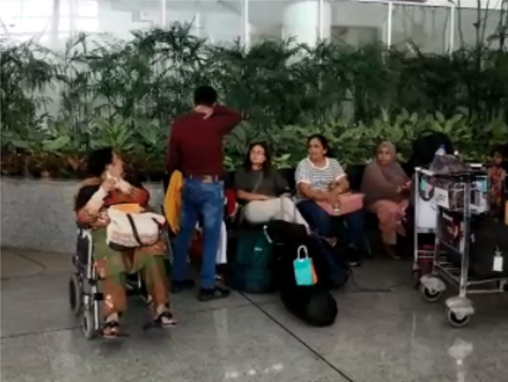 सूरत से दिल्ली जा रही फ्लाइट के यात्री अहमदाबाद एयरपोर्ट पर परेशान दिखे।