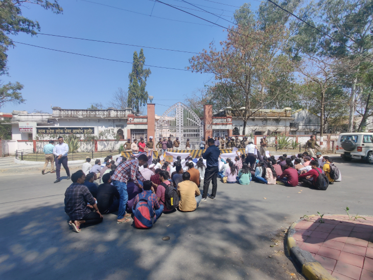 अपनी मांगों को लेकर पहुंचे कैंडिडेंट्स आयोग के बाहर रोड़ पर बैठे।