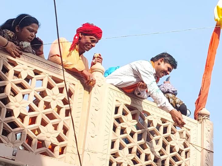 नंदगांव में जब भगवान ने होली खेलने का निमंत्रण स्वीकार कर लिया। इसके बाद पांडा ने आकर बरसाना में भगवान के होली खेलने का निमंत्रण स्वीकार करने की बात कही, तो यह सुनकर बरसाना वासी खुश हो गए और एक-दूसरे पर लड्‌डू फेंकने लगे।