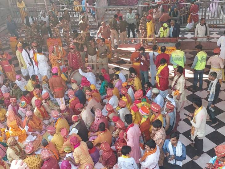 द्वापर युग में हुई इस परंपरा को आज भी उसी तरह निभाया जाता है। जैसे भगवान के समय में किया गया था। होली का निमंत्रण देकर जब ये पांडा लौट कर बरसाने के प्रमुख श्री जी मंदिर में पहुंचता है, तो यहां मंदिर में सभी गोस्वामी एकजुट होकर उसका स्वागत करते हैं।