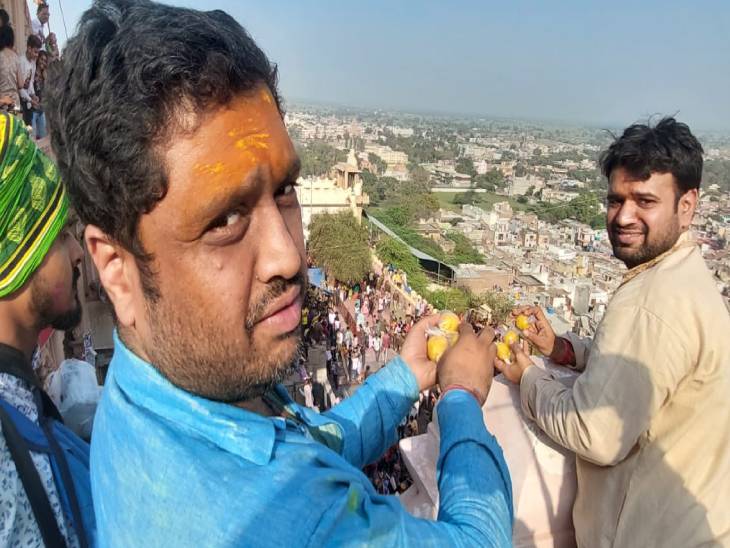 बधाई स्वरुप पांडा पर लड्डू फेंकते हैं। इसके बाद मंदिर प्रांगण में मौजूद भक्त भी पांडा के ऊपर लड्डू फेंकते हैं, जिसे सभी लड्डू होली के नाम से जानते हैं। इस होली में शामिल होने के लिए देश के कोने-कोने से भक्त बरसाना पहुंचते हैं और लड्डू होली का आनंद लेते हैं।