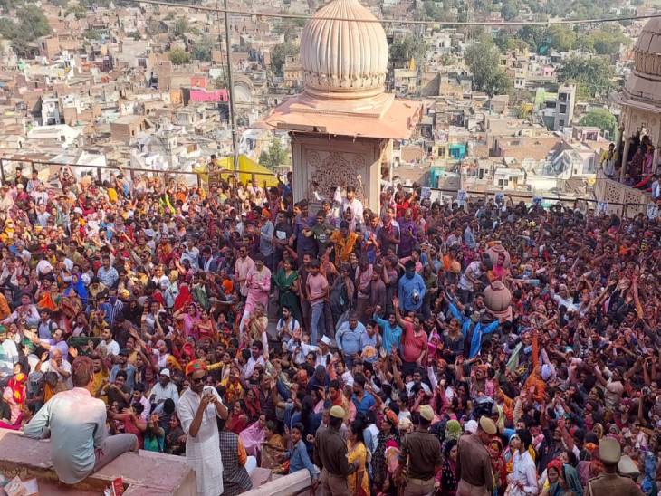 बरसाना की लड्डू और लट्ठमार होली का आनंद लेने के लिए बड़ी संख्या में देश-विदेश से श्रद्धालु इस बार बरसाना पहुंचे हैं। हर साल लड्डू होली वाले दिन मंदिर का पूरा प्रांगण राधा-कृष्ण के प्रेम में सराबोर दिखाई देता है।