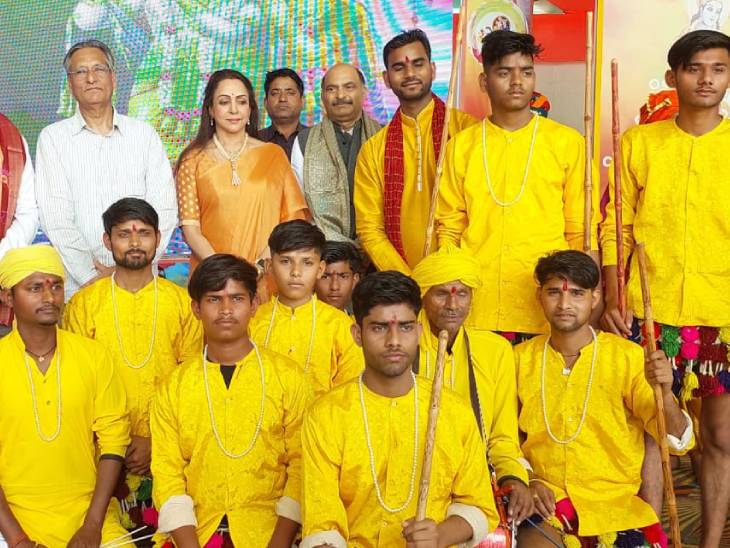 ये तस्वीर सोमवार की है। मथुरा की सांसद हेमामालिनी ने यहां पर रंगोत्सव कार्यक्रम की शुरुआत की। इस दौरान स्थानीय भाजपा नेता भी मौजूद थे। सभी ने कलाकारों के साथ तस्वीरें भी खिंचाई। उसके बाद लड्डू होली की शुरुआत हुई।