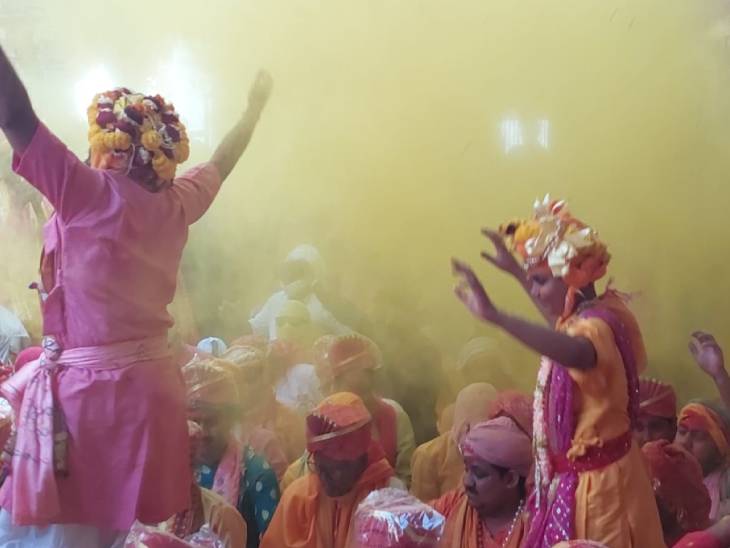 राधा-कृष्ण के भजनों और होली के गीतों का मंदिर प्रांगण में स्वर सुनाई देते हैं। इस दिन लोग राधा कृष्ण के प्रेम में मग्न होकर नाचने लगते हैं और लड्डू का प्रसाद पाकर खुद को धन्य मानते हैं। हर बार की तरफ इस बार भी यहां पर सुरक्षा के कड़े इंतजाम किए गए हैं।