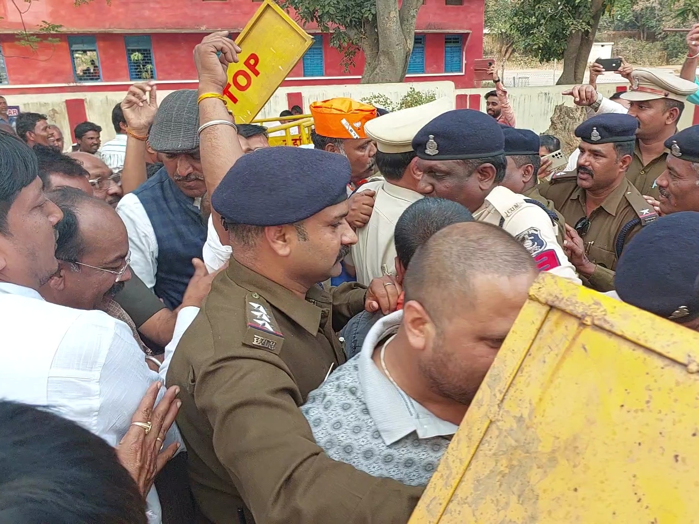 पुलिस ने बैरिकेड लगाने को रोकने की कोशिश की।