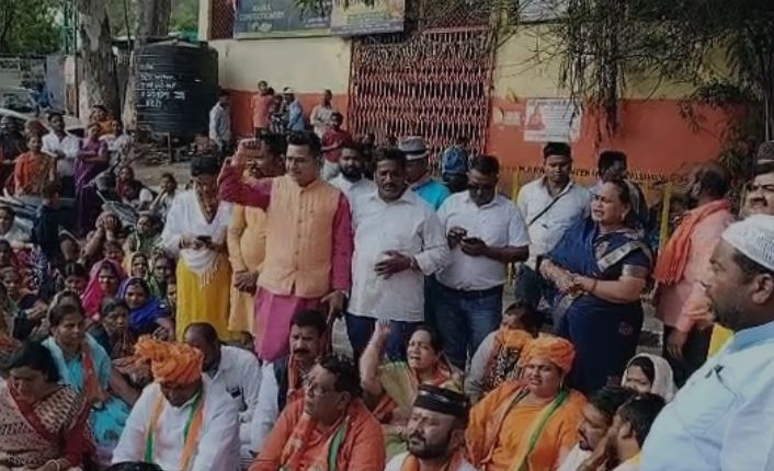 भोपाल में BJP की विकास यात्रा रोकने पर पूर्व मंत्री उमाशंकर गुप्ता धरने पर बैठ गए हैं।