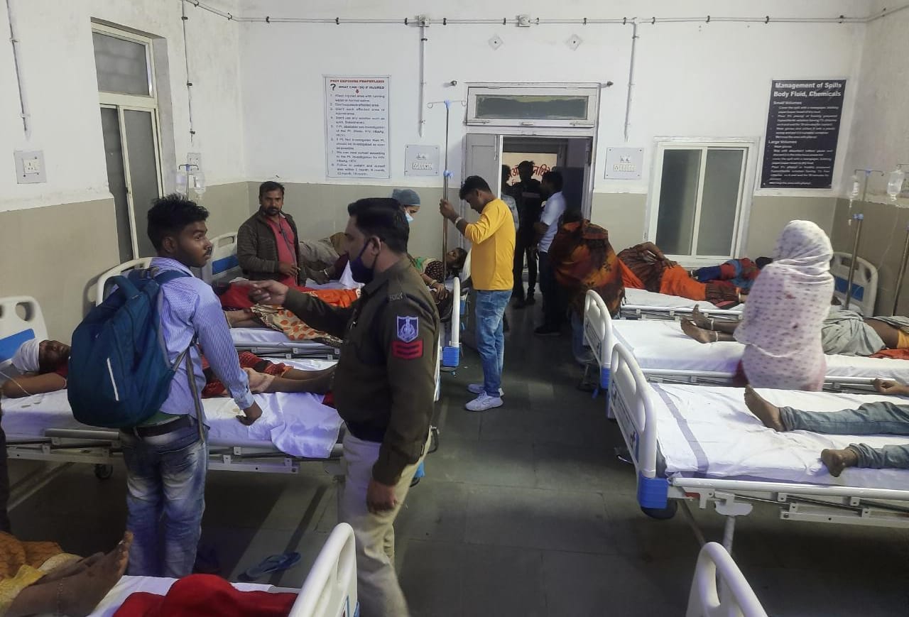 A dozen people injured due to overturning of auto, villagers angry ...