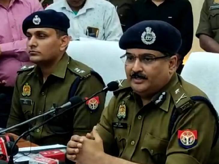 पुलिस मुठभेड़ के बारे में जानकारी देते प्रयागराज के पुलिस कमिश्नर रमित शर्मा।