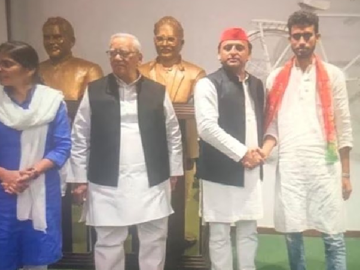सपा सुप्रीमो अखिलेश यादव के साथ सदाकत खान की यह तस्वीर वायरल हो रही है।