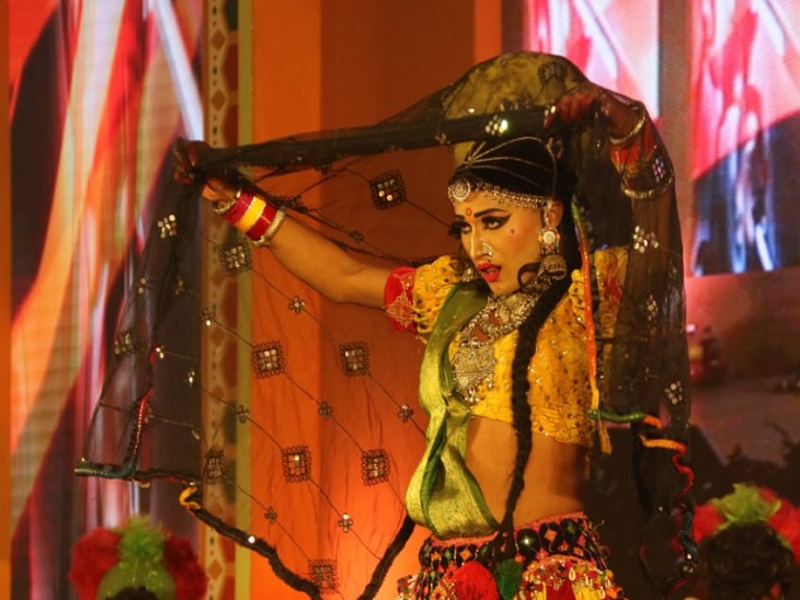 थर्ड जेंडर समुदाय के लिए राष्ट्रीय कार्यशाला और सम्मान समारोह का आयोजन। अपनी प्रस्तुति देते कलाकार।